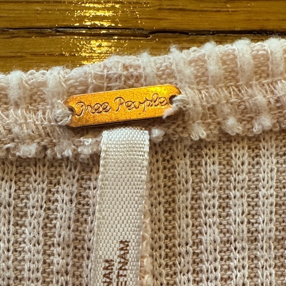 Free People Light Pink V-Neck Sweater size Small - Picture 4 of 5